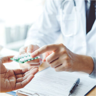 薬の説明をする医師のイメージ